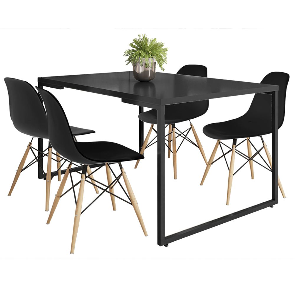 mesa de jantar preta com cadeiras caramelo