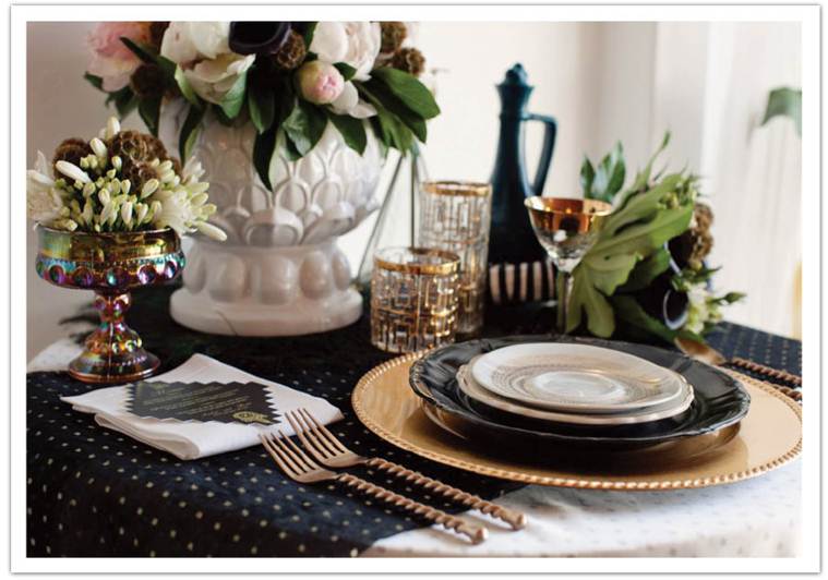 mesa de jantar preta com cadeiras caramelo