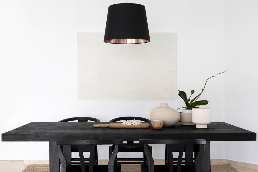 decoração sala de jantar mesa preta minimalista