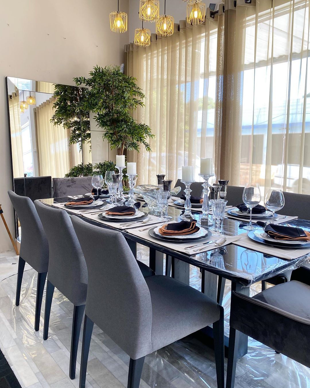 mesa de jantar preta com toques de cor