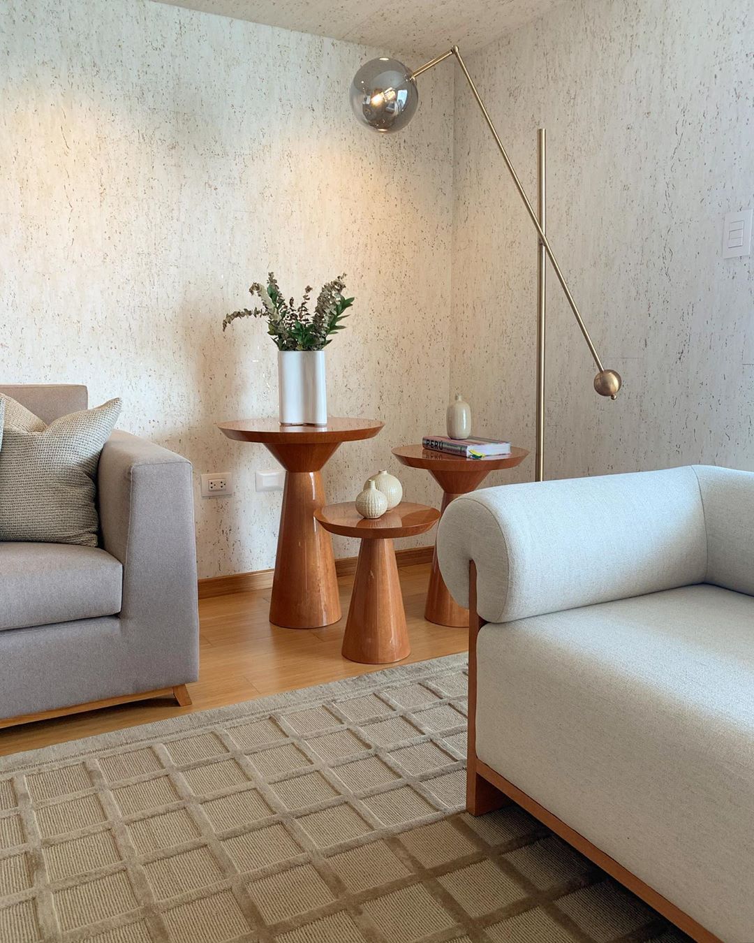 mesa lateral de madeira vs mesa lateral de metal qual escolher