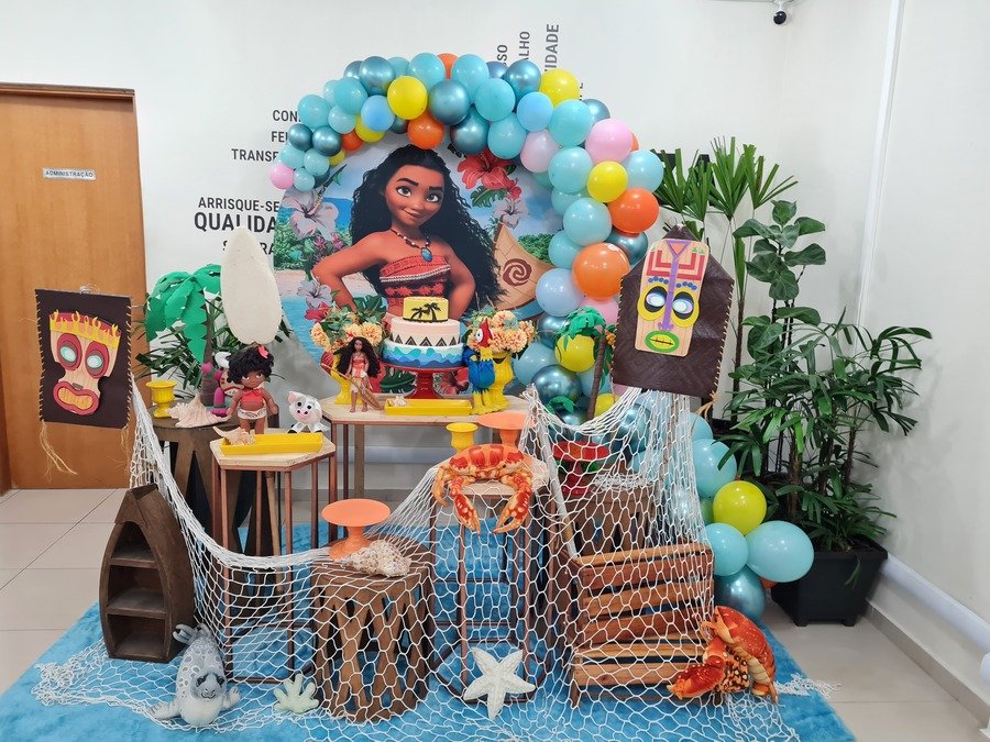 decoração moana adulta vs festa tropical tradicional