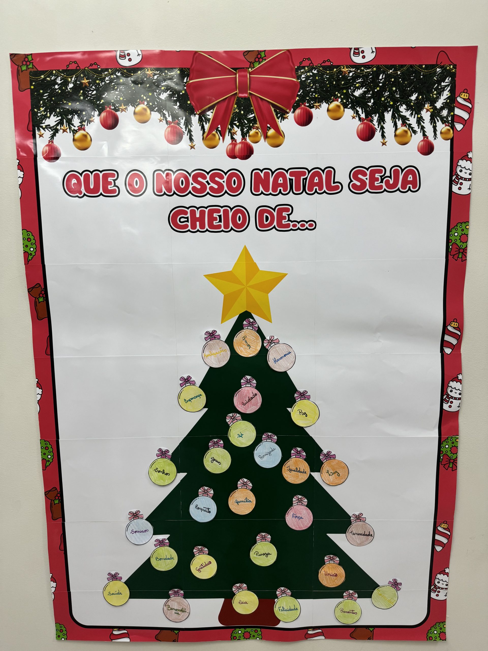 como fazer painel de natal com rolo de papel higiênico