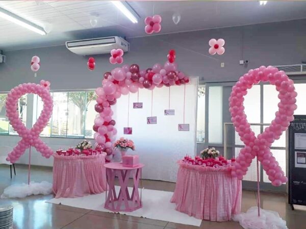 decoração outubro rosa com balões