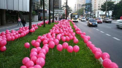como fazer um arco de balões rosa para outubro rosa