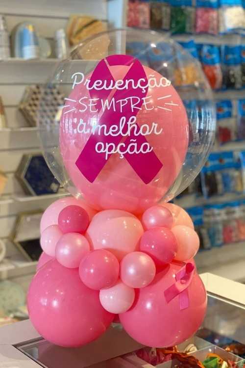 balões de látex vs balões metalizados para outubro rosa