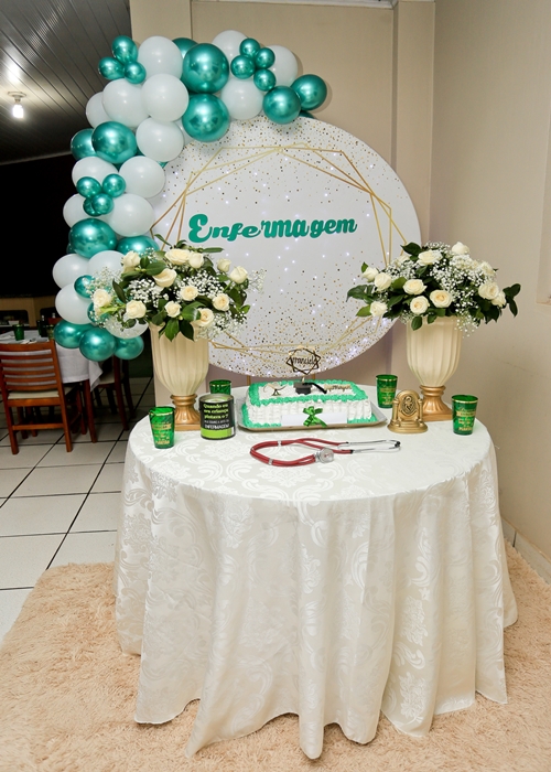 como fazer painel formatura infantil tema lápis de cor