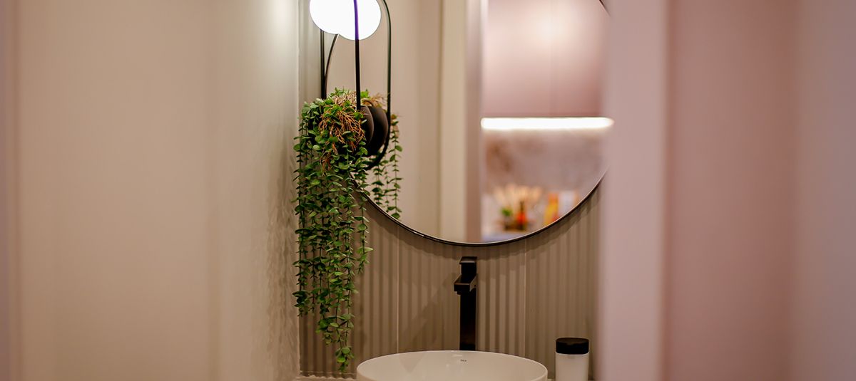 comparativo: kit de banheiro de cimento vs. cerâmica