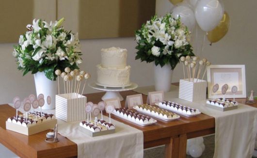 como fazer painel de balões para batizado econômico