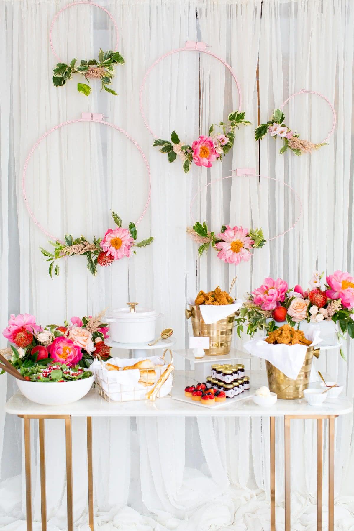 mesa decorada chá de mulheres