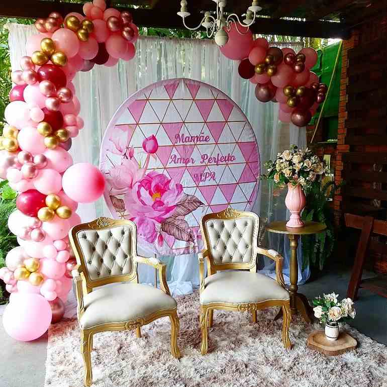 decoração de igreja evangélica com balões e flores