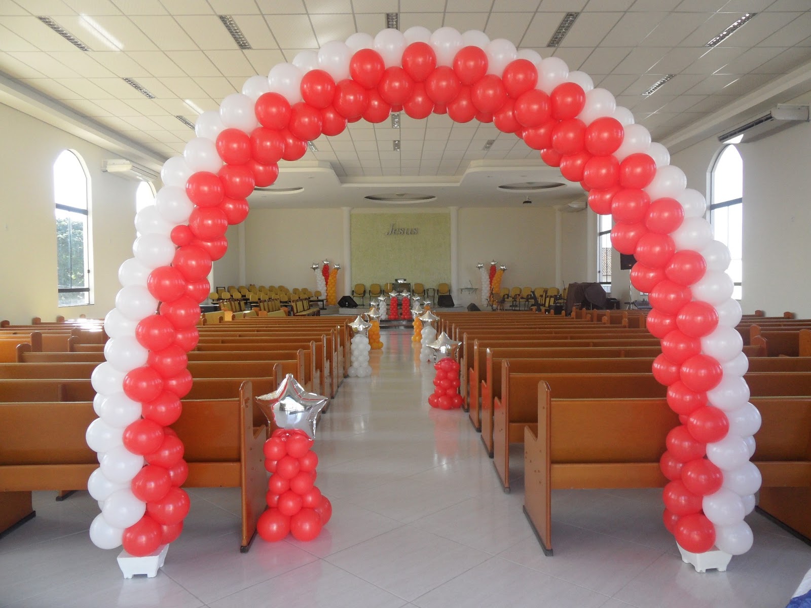 como fazer arco de balões desconstruído para igreja