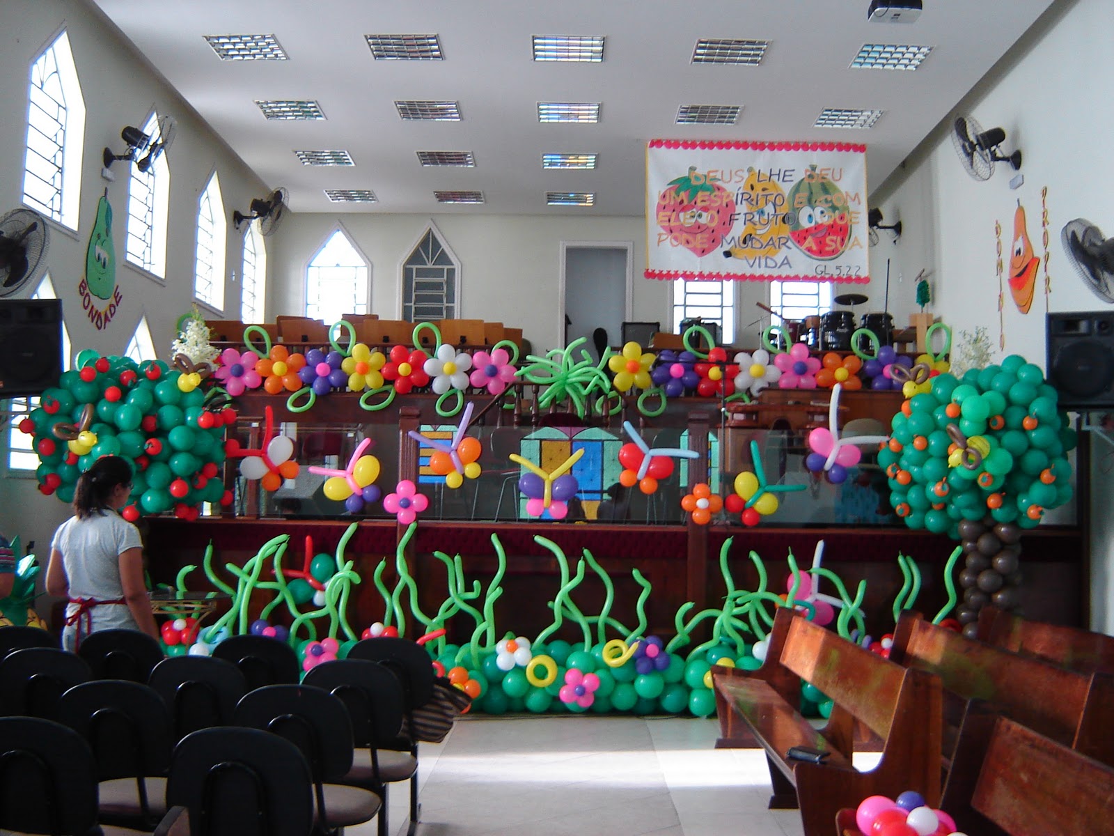 cores de balões para decoração de igreja
