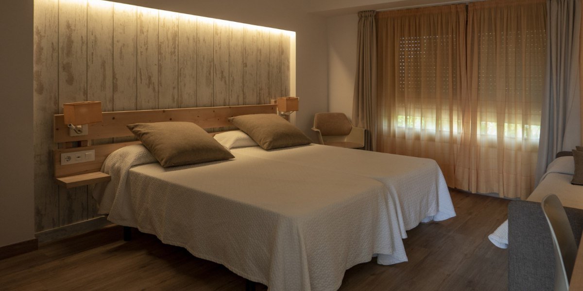 como usar espelhos na decoração de quarto de solteiro