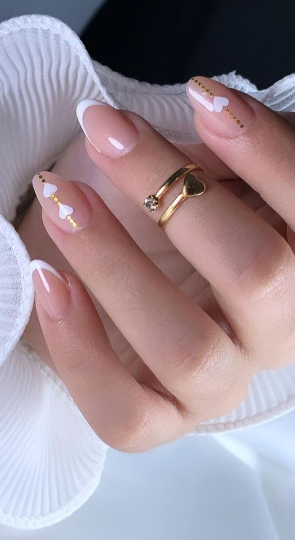 unha de gel decorada com pedras