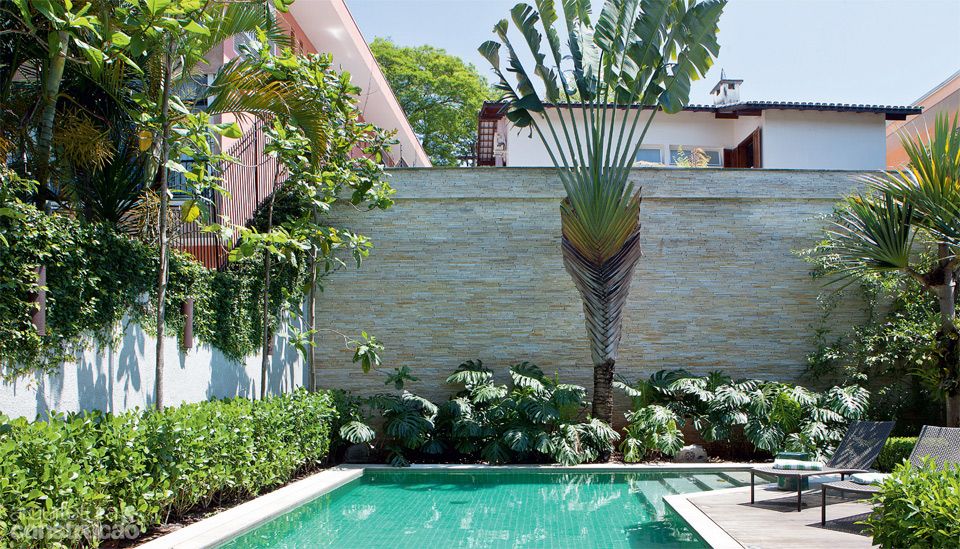 área de lazer com piscina e jardim