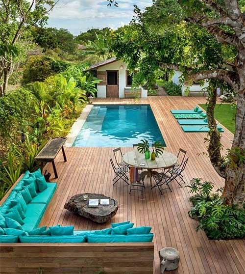 área de lazer com piscina e jardim
