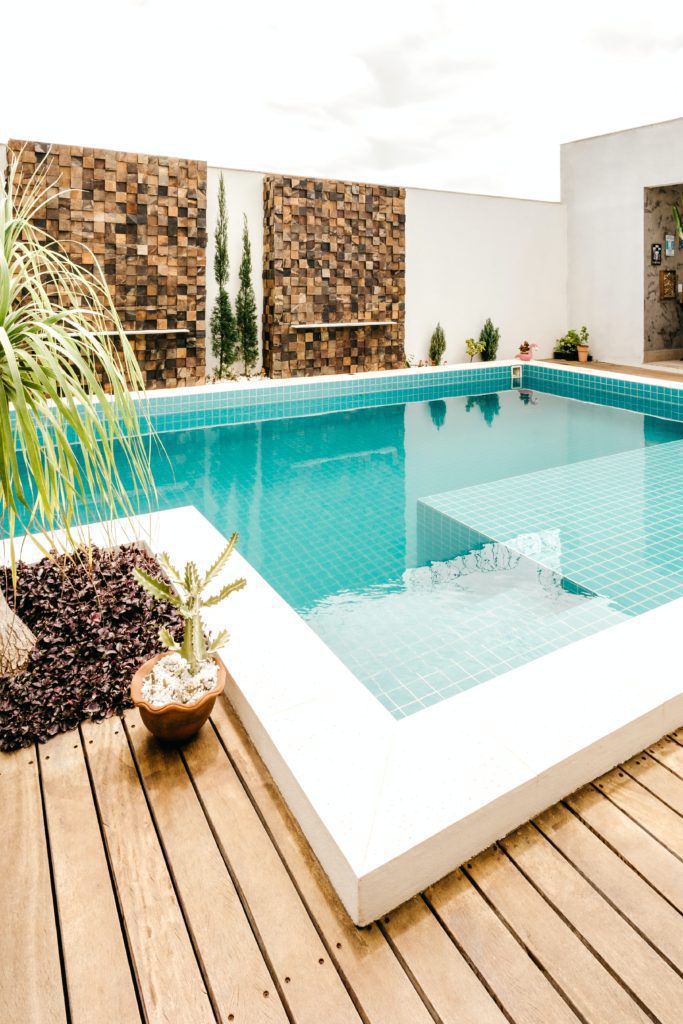 como decorar piscina e jardim