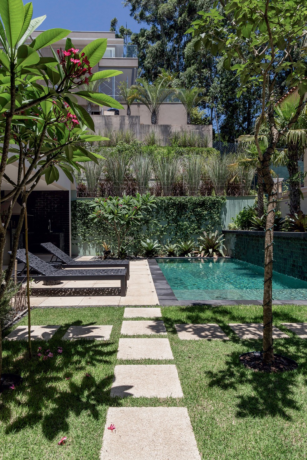 jardim tropical com piscina