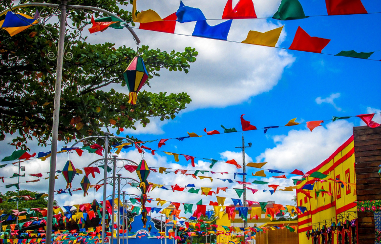 Aprenda a fazer uma fogueira cenográfica segura e impactante