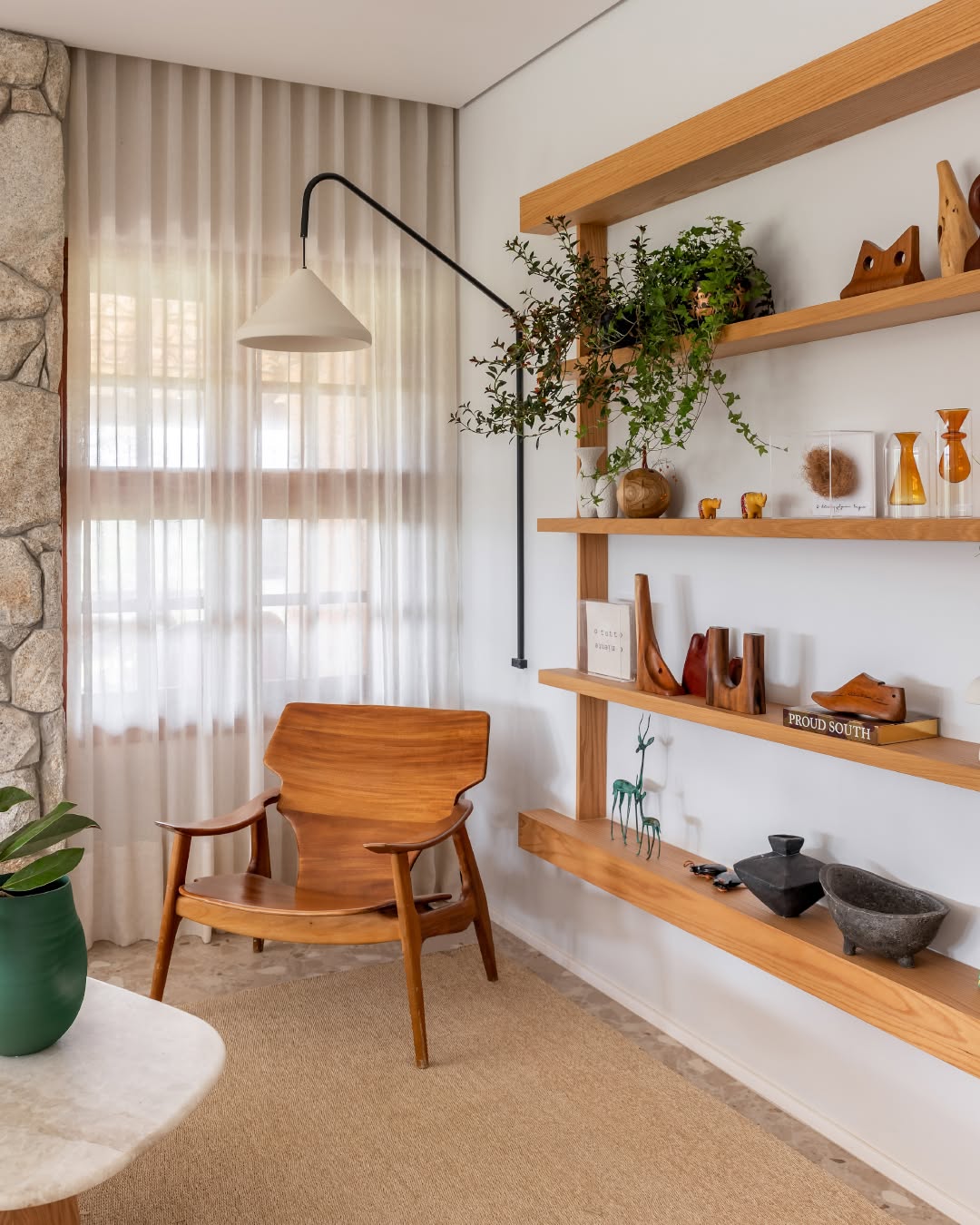 decoração rack sala pequena com plantas