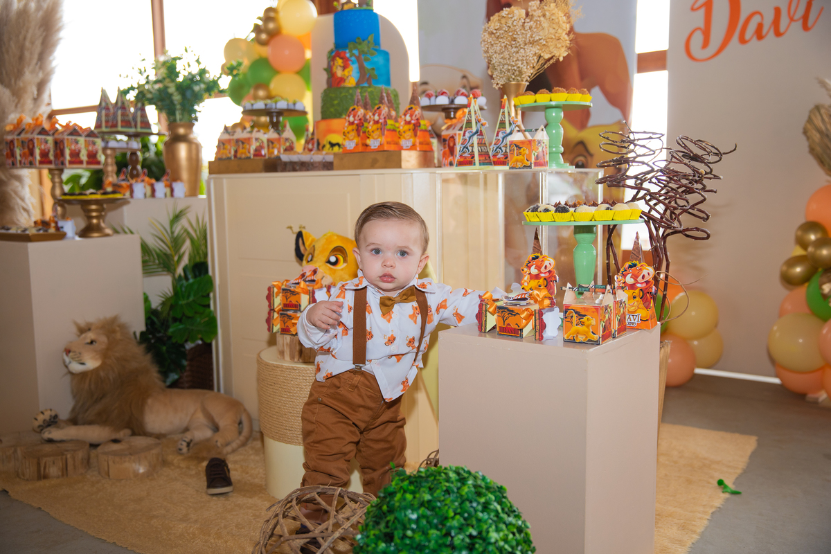 ideias decoração 1 ano menino rei leão