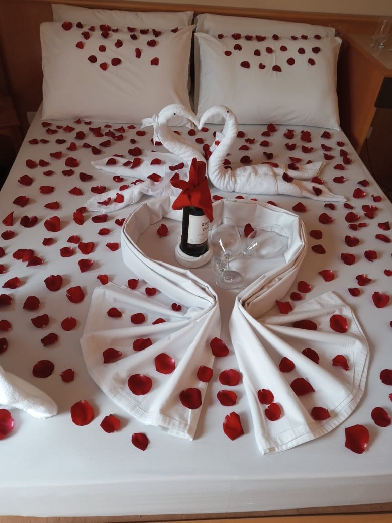 decoração romântica quarto com pétalas de rosa