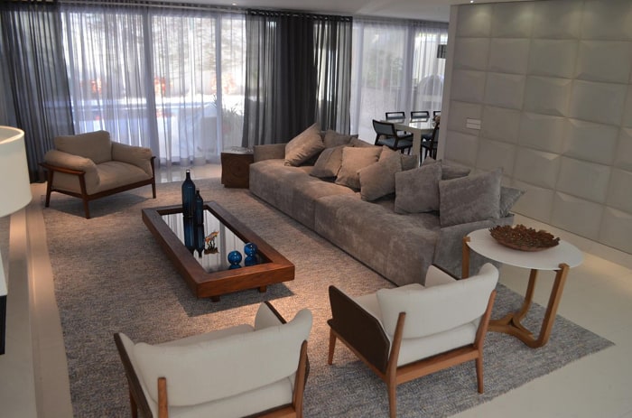 decoração sala com sofa e poltronas