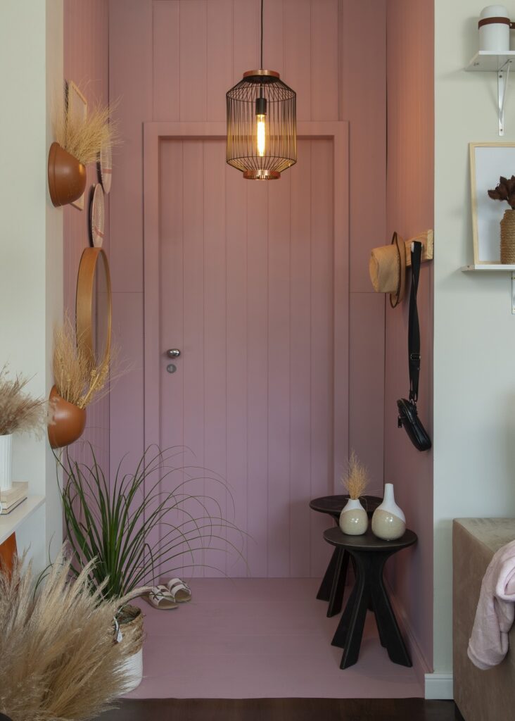 erros comuns ao decorar sala de estar rosa