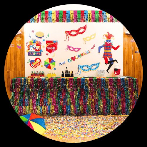 decoração de carnaval simples vs decoração elaborada para aniversário