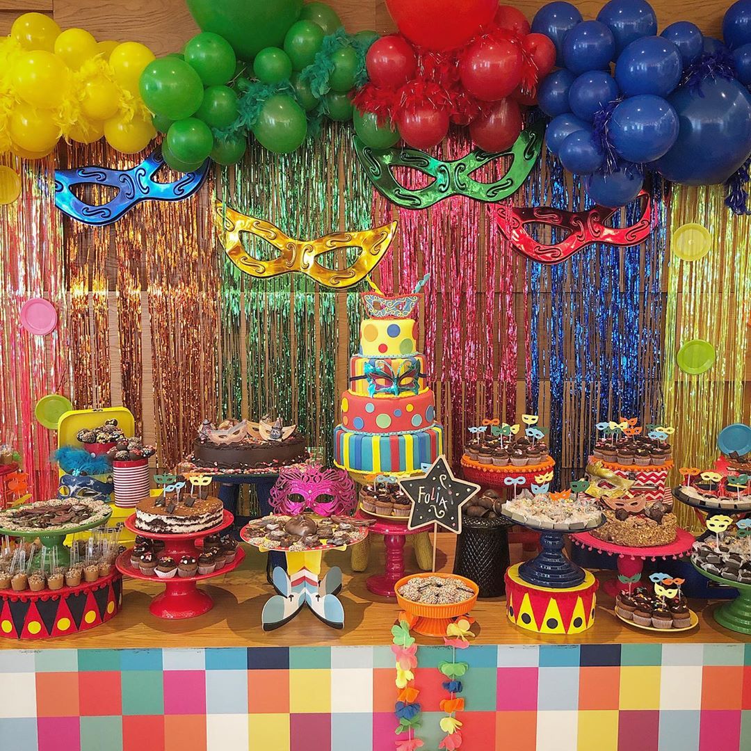 decoração de carnaval simples vs decoração elaborada para aniversário