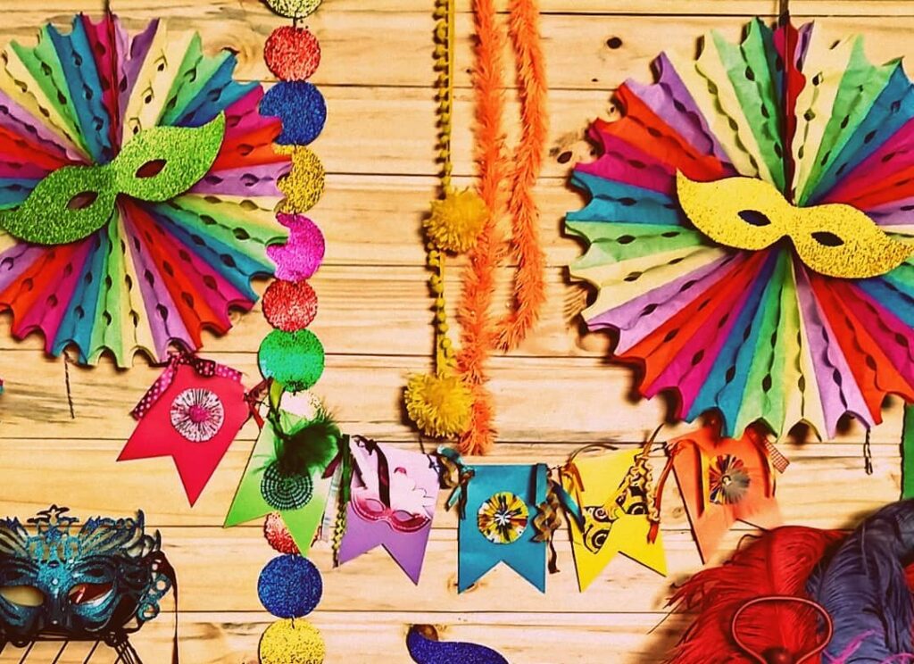 decoração de carnaval simples vs decoração elaborada para aniversário