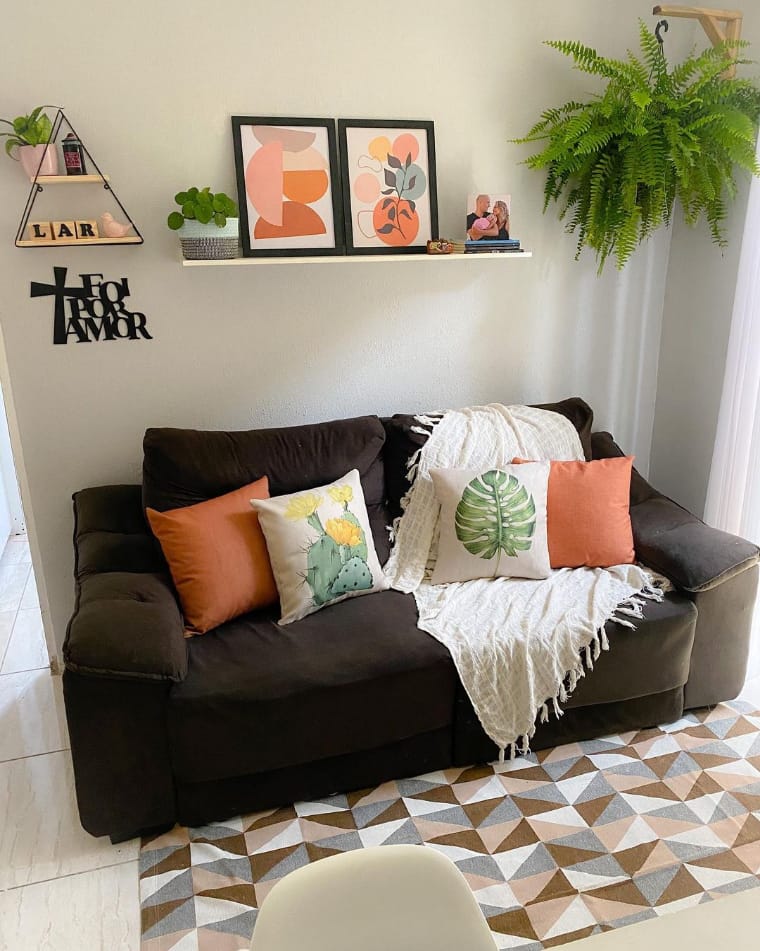 sala de estar simples e aconchegante