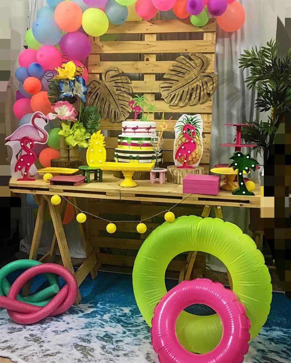 decoração tardezinha na piscina tropical