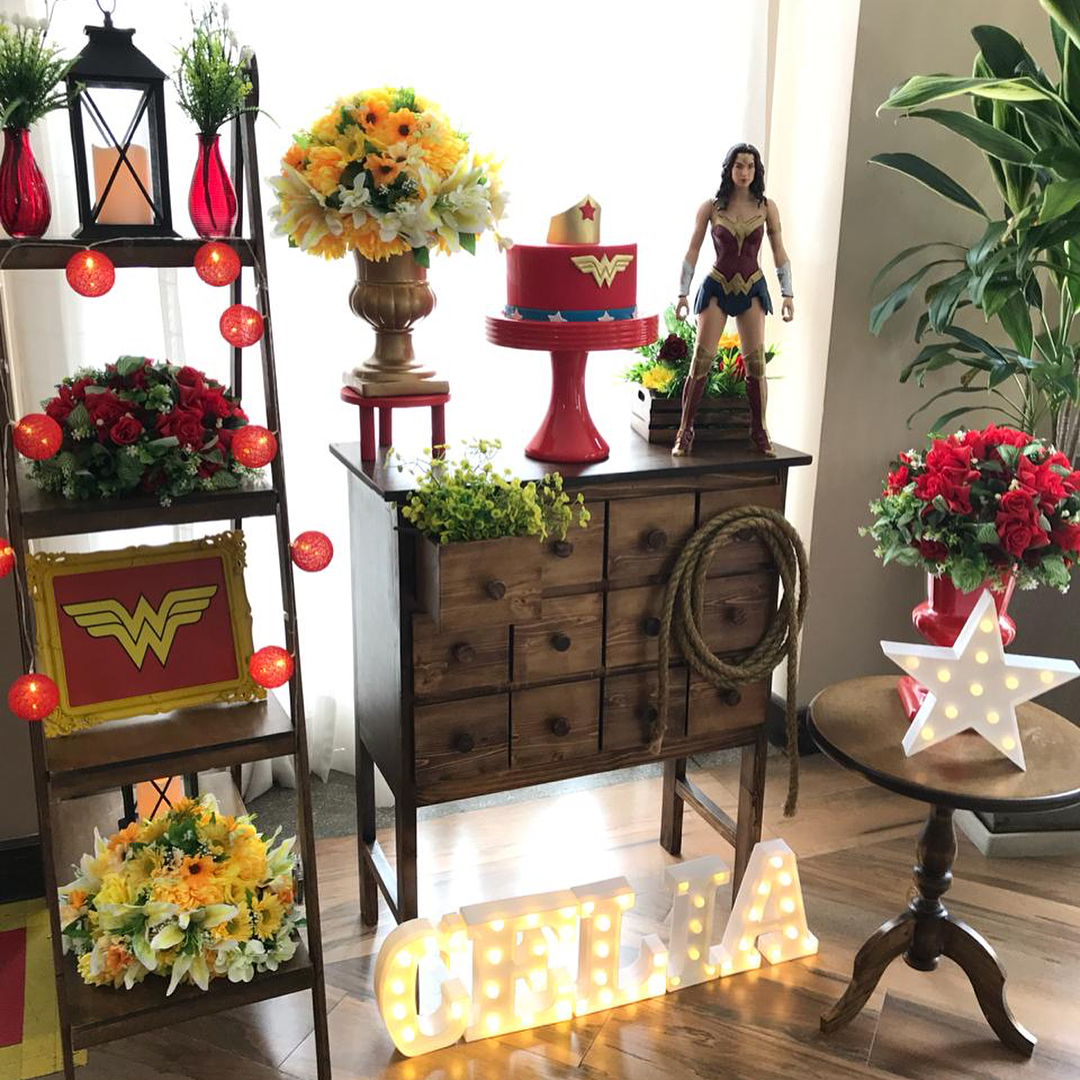 ideias de decoração festa Mulher Maravilha para aniversário infantil