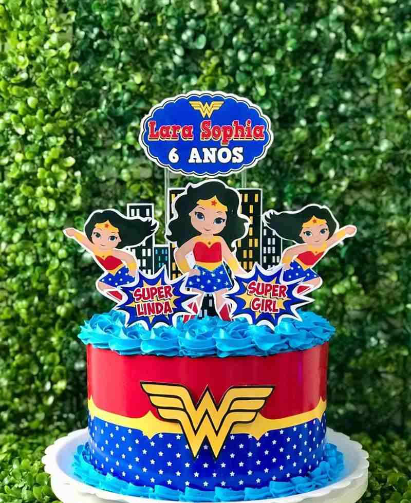 decoração Mulher Maravilha vs decoração Supergirl qual escolher