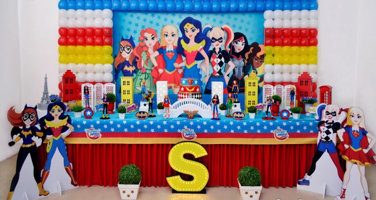 como fazer painel de festa Mulher Maravilha com balões