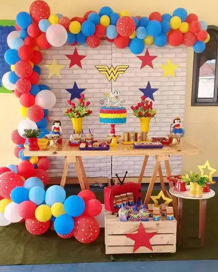 erros comuns ao decorar festa Mulher Maravilha