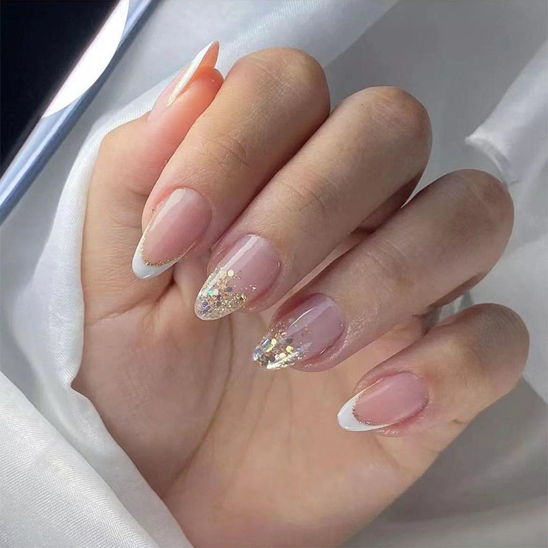 Unhas de gel brancas minimalistas