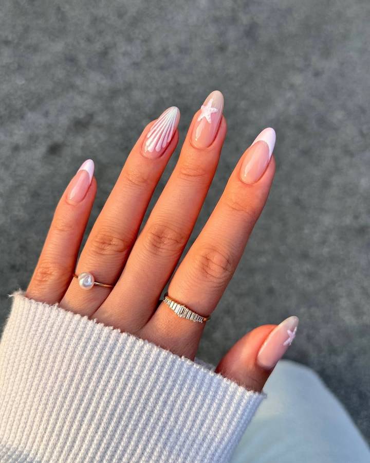 Unhas de gel brancas com dourado