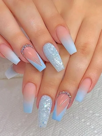 Unhas de gel brancas com efeito marmorizado