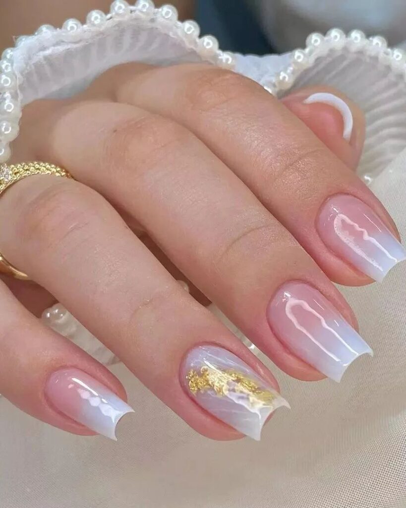 Unhas de gel brancas com flores