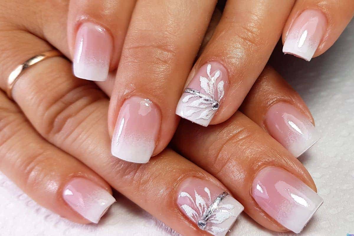 Unhas de gel brancas com borboletas