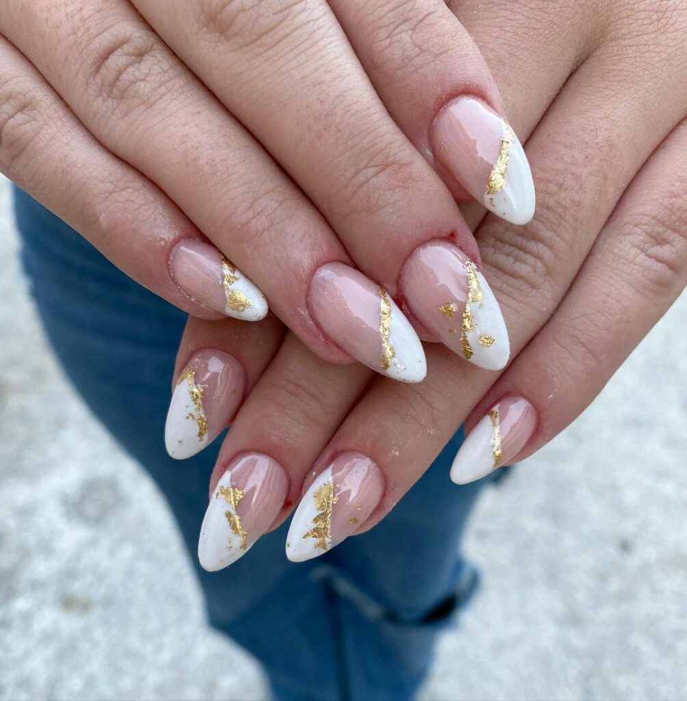 Unhas de gel brancas com francesinha colorida