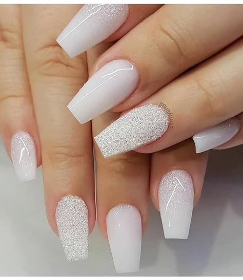 Unhas de gel brancas com francesinha em V