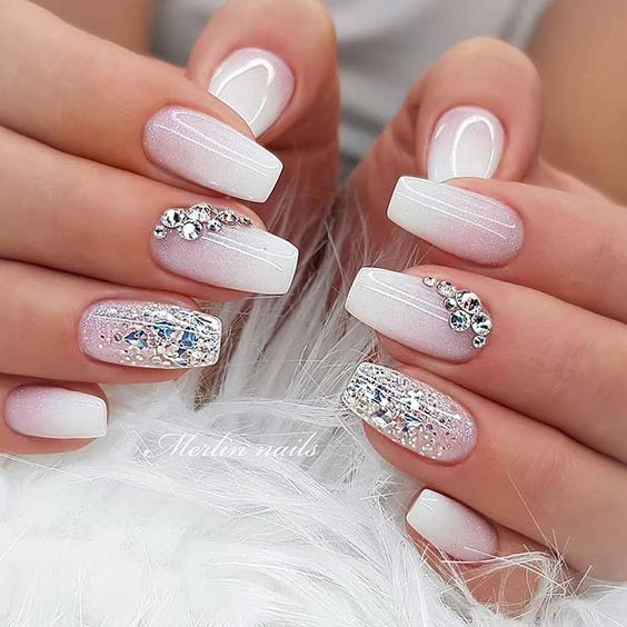 Unhas de gel brancas elegantes