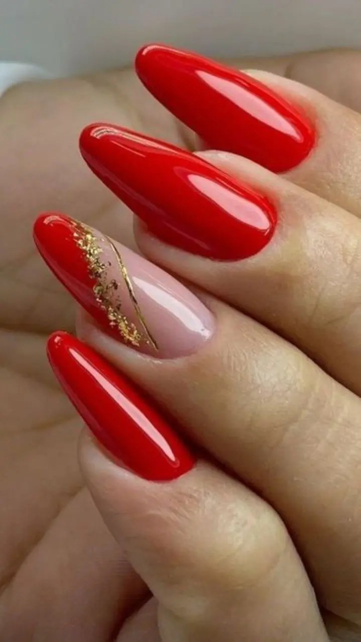 unhas em gel vermelhas com dourado