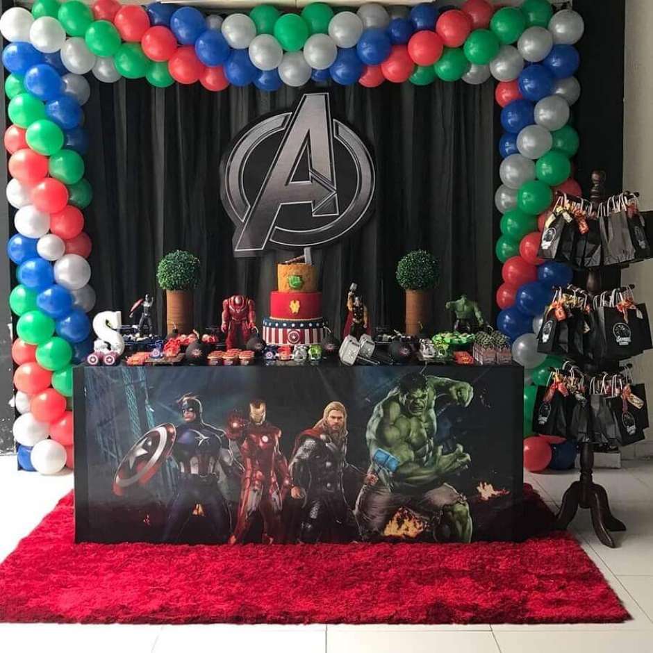 decoração vingadores com caixas de papelão