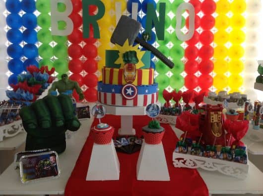 decoração vingadores com brinquedos