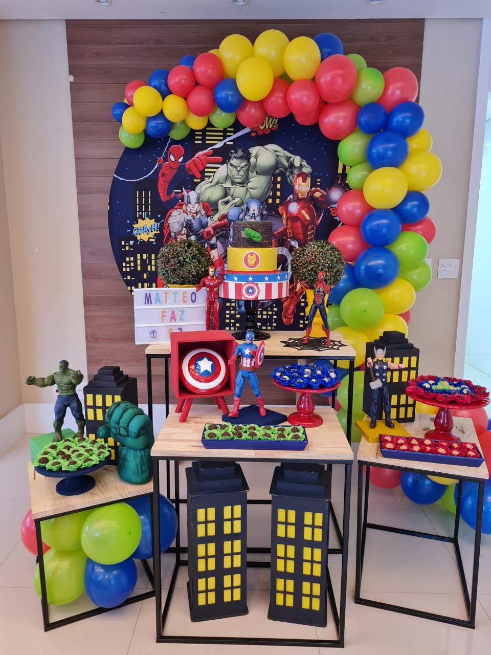 decoração vingadores com pratos de papel